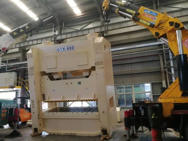 600T沖床放倒進(jìn)廠豎立下坑