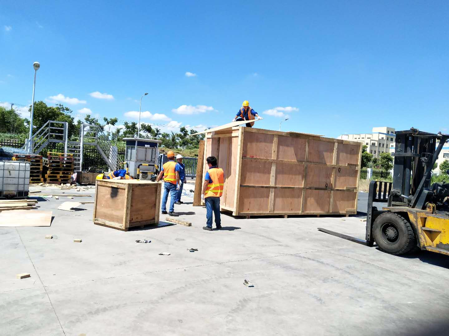 木箱現(xiàn)場(chǎng)打包裝車(chē)