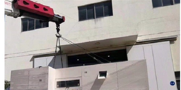 設備吊裝中的吊機搬運上樓